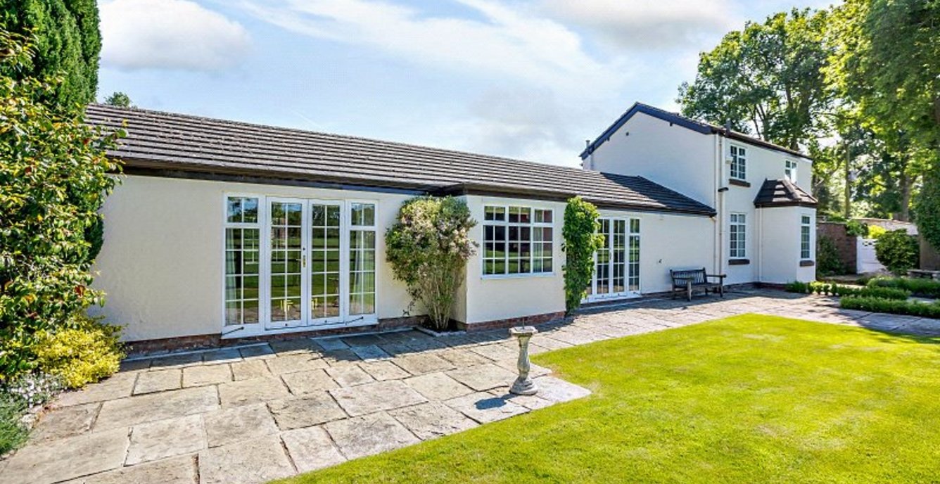 4 bedroom House for sale in Oak Tree Cottage, Badgers Rake Lane, Little Sutton, Cheshire, CH66