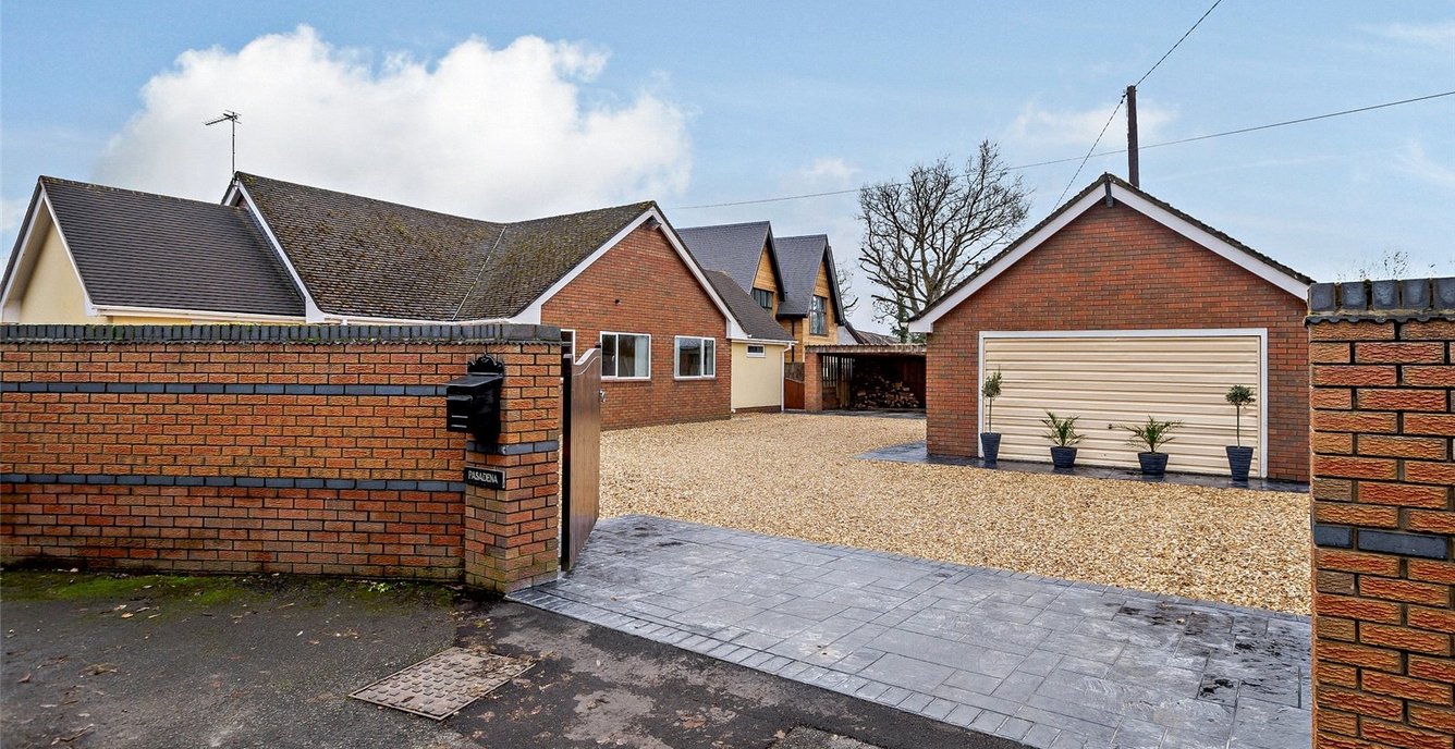 4 bedroom Bungalow for sale in Pasadena, Old Coach Road, Nomans Heath