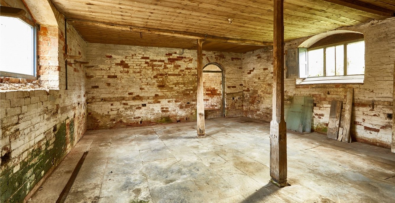 6 bedroom House for sale in Castle Farmhouse, Overthorpe, Overthorpe
