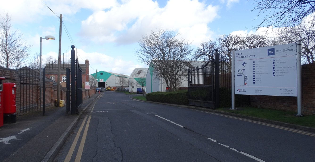 Warehouse/Store, Industrial to let in Unit 1516, Hale Trading Estate