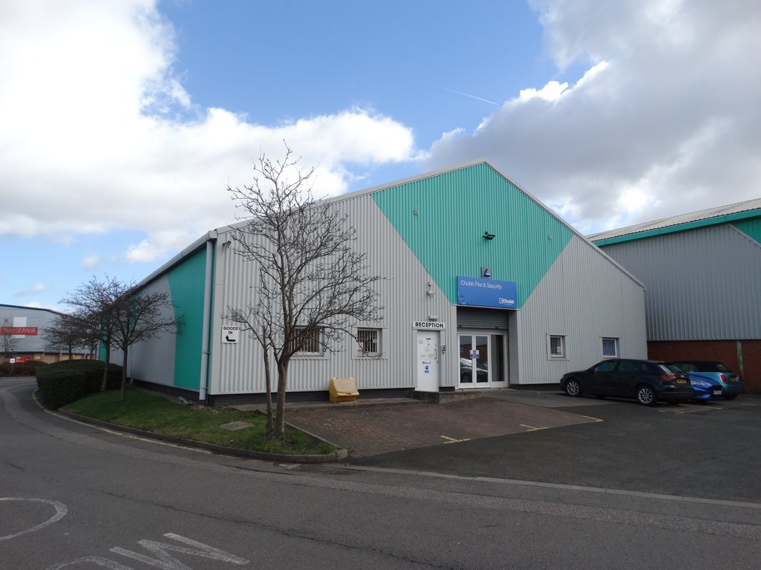 Warehouse/Store, Industrial to let in Unit 1516, Hale Trading Estate
